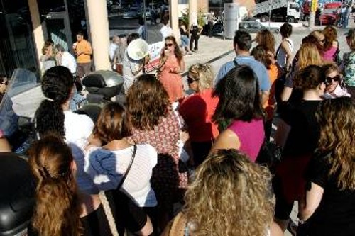 Σε συγκέντρωση εργαζομένων εξελίχθηκε ο χτεσινός αποκλεισμός των γραφείων της «HELLAS FINANCE», οι οποίοι διατράνωσαν: «Οχι στις απολύσεις»...