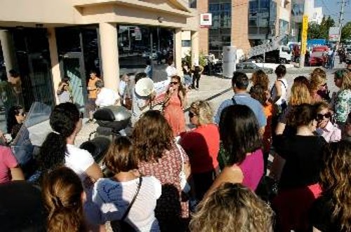 Το νεοσύστατο σωματείο Εργαζομένων στο Χρηματοπιστωτικό Σύστημα και στα συναφή επαγγέλματα μπορεί και πρέπει να γίνει το αποκούμπι των υπαλλήλων της First call (φωτ. από παρέμβαση του σωματείου ενάντια στις απολύσεις στην Hellas Finance)