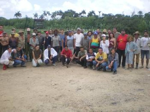 Με τους Κουβανούς εργάτες στα χωράφια