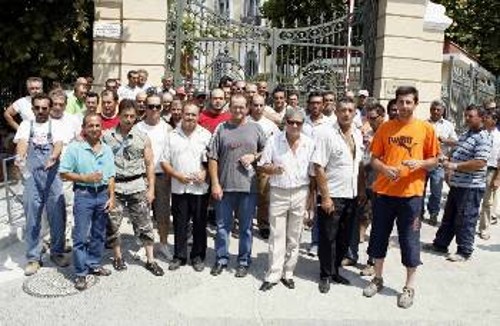 Απεργοί οικοδόμοι έξω από την πύλη του υπουργείου Μακεδονίας - Θράκης κατά τη χτεσινή τους κινητοποίηση