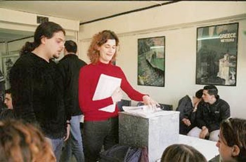 Οι σπουδαστές ψηφίζουν (στιγμιότυπο από τη ΣΒΙΕ, χτες το πρωί)
