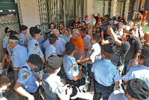 Αντί για την αρμόδια υφυπουργό, την αντιπροσωπεία των ταξικών συνδικάτων περίμενε στο υπουργείο ισχυρή αστυνομική δύναμη