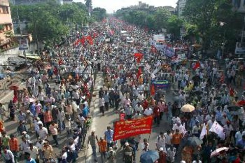 Από μεγάλη διαδήλωση που διοργάνωσαν οι κομμουνιστές στην Ινδία ενάντια στην στρατηγική συνεργασία της ινδικής κυβέρνησης με τις ΗΠΑ