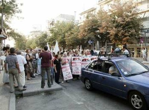 Στιγμιότυπο από τις πικετοφορίες, που διοργάνωσε χτες το ΠΑΜΕ σε συνοικίες της Θεσσαλονίκης