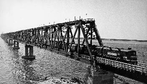 Η μεγαλύτερη σιδηροδρομική γέφυρα της ΕΣΣΔ στη δυτική Σιβηρία 1975