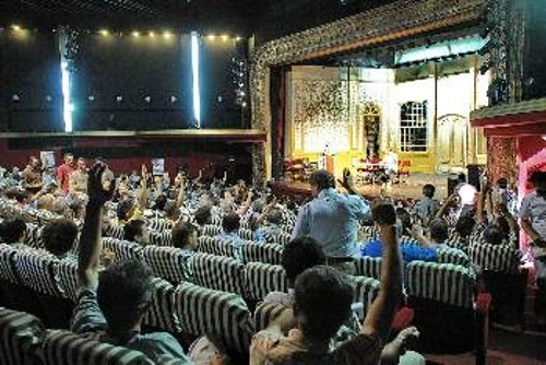 Στιγμιότυπο από τη Γενική Συνέλευση. Στο βήμα ο Γιάννης Τασιούλας, πρόεδρος του Συνδικάτου