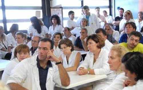 Εργάτες και υπάλληλοι από κάθε τόπο και κλάδο δουλειάς καλούνται σήμερα να βγουν μαζικά στους δρόμους με το πλαίσιο του ΠΑΜΕ