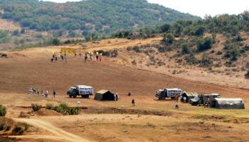 Από τη χτεσινή κορύφωση της άσκησης στον «Ασκό - Προφήτη». Στο βάθος διακρίνονται οι «διαδηλωτές»