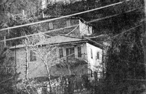 Το αγροτόσπιτο που στέγαζε το παράνομο τυπογραφείο και δίπλα στη σημερινή του μορφή, μετά τη μετατροπή του σε Μουσείο