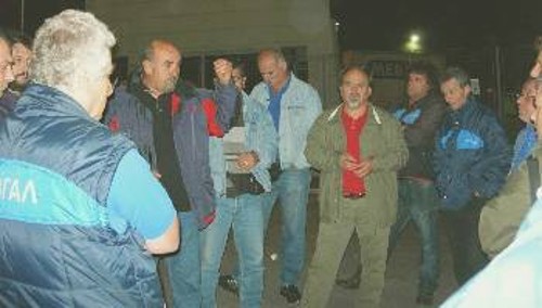 Στην πύλη, οι εργαζόμενοι συζήτησαν για την οργάνωση του αγώνα τους