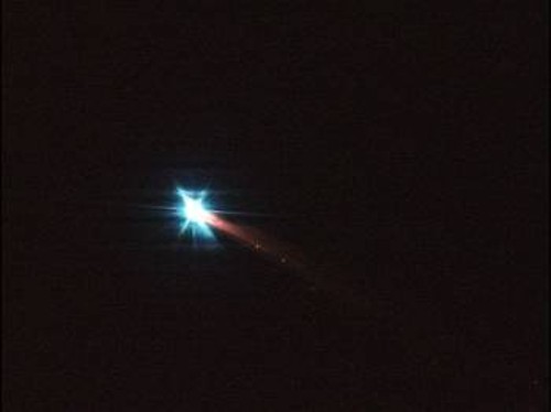 2. Φτάνοντας στα πυκνότερα τμήματα της ατμόσφαιρας η θερμοκρασία μέσα στο σκάφος ανεβαίνει αρκετά, ενώ το αλουμίνιο στο εξωτερικό του αρχίζει να καίγεται