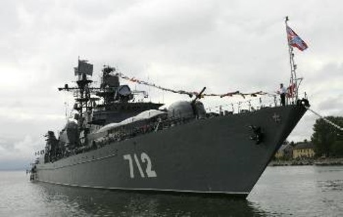 Πολεμικό πλοίο ενώ αποπλέει με προορισμό τη Σομαλία