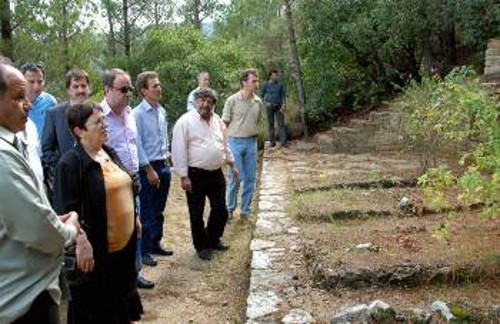 Στους τάφους των πολιτικών εξορίστων στο Μουντέ