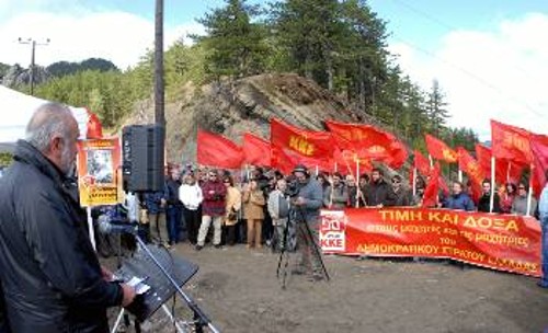 Στο βήμα, στην εκδήλωση στο Γράμμο, ο Θεοδόσης Κωνσταντινίδης, μέλος του ΠΓ της ΚΕ του ΚΚΕ