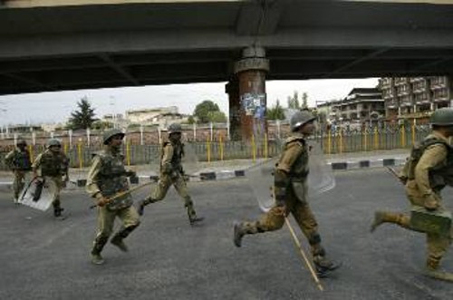 Ξανά ο στρατός στους δρόμους του Κασμίρ