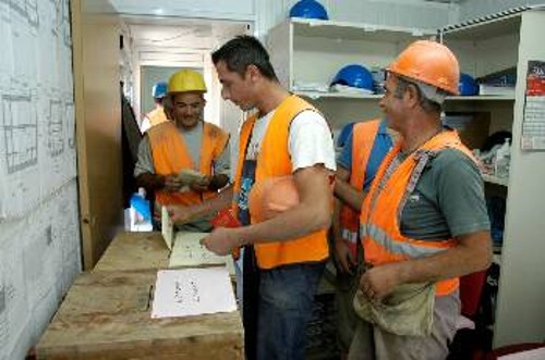Με το κράνος και τα ρούχα της δουλειάς οι οικοδόμοι ψηφίζουν για ισχυρό συνδικάτο (φωτ. από εργοτάξιο του μετρό)