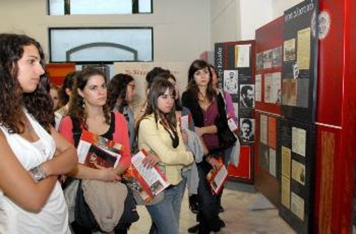 Φοιτητές της Νομικής Σχολής στην έκθεση φωτογραφιών. Στη μικρή φωτογραφία φοιτητές της Γεωπονικής Σχολής ενώ παρατηρούν τα ντοκουμέντα