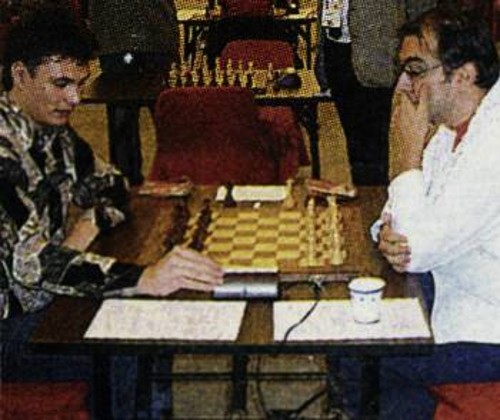 Ο νικητής της Ολυμπιάδας Πνευματικών Αθλημάτων (αριστερά) Ουκρανός GM Κραβτσίν με αντίπαλο τον Ελληνα GM Χρ. Μπανίκα