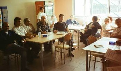 Εργάτες σε εργοστάσιο της Λάρισας συζητούν με συνδικαλιστές του Εργατικού Κέντρου για την απεργία