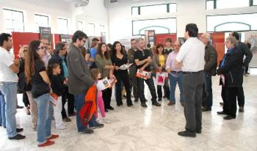 Οι εργαζόμενοι του «Ριζοσπάστη», ξεναγούνται στην έκθεση