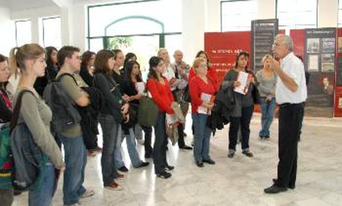 Δεκάδες ήταν οι επισκέπτες το περασμένο Σαββατοκύριακο. Εδώ, στιγμιότυπο από την επίσκεψη της Φιλοσοφικής Σχολής