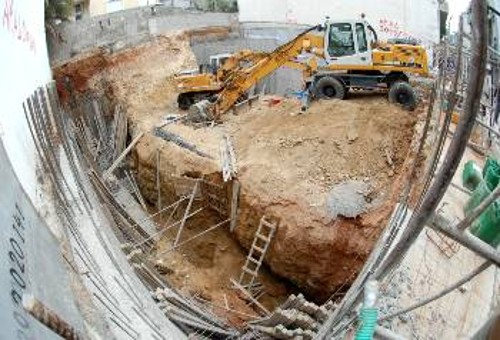 Οι παλέτες που διακρίνονται μπήκαν για να μπορέσουν οι πυροσβέστες να απεγκλωβίσουν τον εργάτη. Δούλευε σε βάθος 4 μέτρων χωρίς κανένα υποστύλωμα...