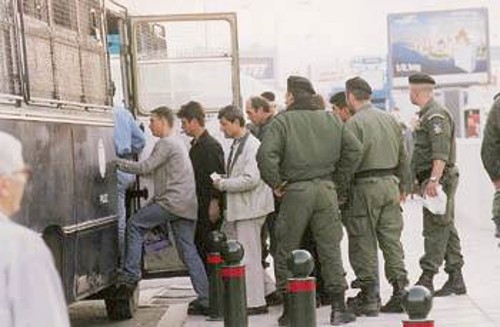 Οσοι καταφέρουν να πληρώσουν και να αποδείξουν ότι μένουν ένα χρόνο στην Ελλάδα, θα πάρουν 6μηνη προσωρινή άδεια. Οι υπόλοιποι θα απελαθούν με έξοδά τους...