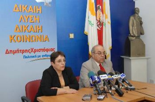 Αλέκα Παπαρήγα και Νίκος Κατσουρίδης κάνουν δηλώσεις μετά τη συνάντηση ΚΚΕ - ΑΚΕΛ