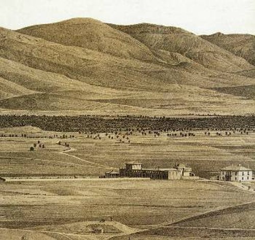 1834. Το οίκημα του Κατακουζηνού, που προοριζόταν για εμπορικό κέντρο. Το 1852 μετατράπηκε σε μεταξουργείο (αριστερά του, η οικία Προβελέγγιου). Το οικόπεδο του κτιριακού συγκροτήματος βρίσκεται σήμερα μεταξύ των οδών Μυλλέρου 32-46, Μ. Αλεξάνδρου, Γιατράκου και Λεωνίδου