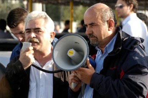 Ο Χρήστος Κατσώτης, μέλος της Εκτελεστικής Γραμματείας του ΠΑΜΕ, χαιρετίζει τη Γενική Συνέλευση