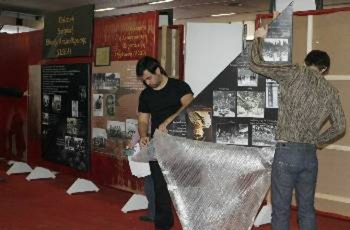 Μέλη και φίλοι του Κόμματος και της ΚΝΕ ετοιμάζουν με μεράκι την Εκθεση Ντοκουμέντων από την 90χρονη πορεία του ΚΚΕ