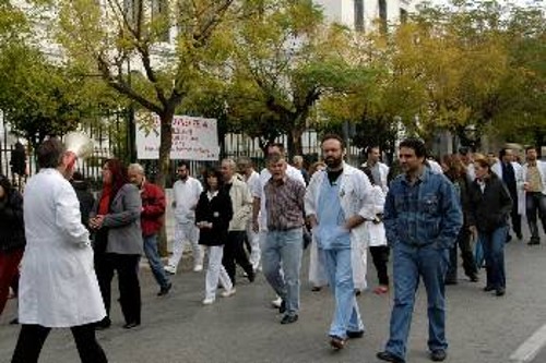 Εργαζόμενοι του «Ευαγγελισμού» διαδηλώνουν για τις συνθήκες εργασίας και τις τεράστιες ελλείψεις στο νοσοκομείο
