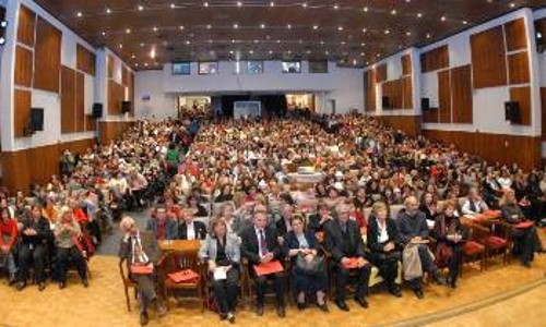 Πλήθος εκπροσώπων μαζικών φορέων συμμετείχε στην έναρξη των εργασιών, μεταξύ των οποίων και η ΓΓ της ΚΕ του ΚΚΕ Αλέκα Παπαρήγα