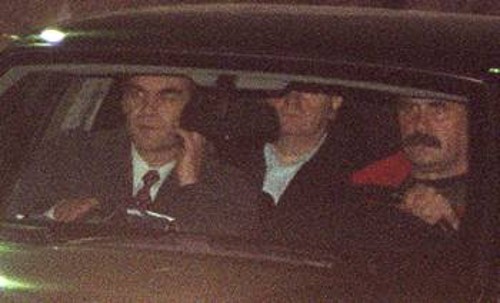 Το αυτοκίνητο με το οποίο μεταφέρουν τον Σλ. Μιλόσεβιτς