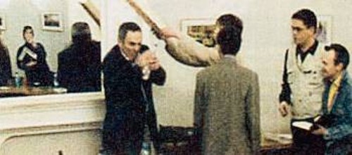 Αρχικά φαίνεται να είναι πολιτικός αντίπαλος του Κασπάροβ. Μήπως όμως το κάνει επειδή έχασε από τον... Deep Bleu; Ισως να είναι και διαφημιστικό κόλπο...