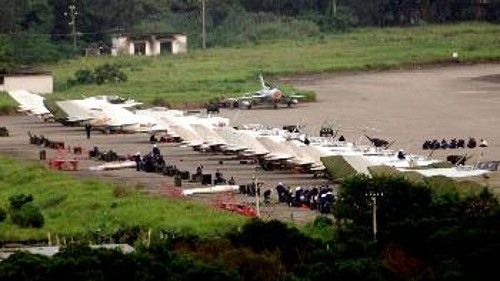Κινεζικά αεροπλάνα στη βάση Χαϊκού
