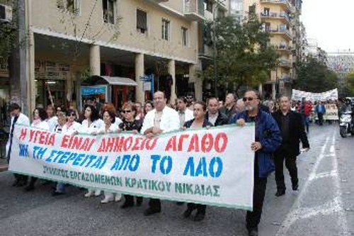 Οι εργαζόμενοι των νοσοκομείων του Πειραιά, ενώ κατευθύνονται στο υπουργείο Υγείας
