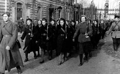 Γυναίκες της Σοβιετικής Ενωσης πήραν τα τουφέκια στη μάχη κατά του ναζισμού(φωτογραφία του 1942)