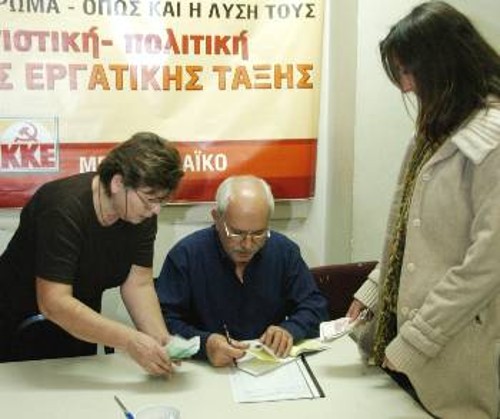 Σύντροφοι στην ΚΟΑ κατά τη διάρκεια παράδοσης της «σοδειάς»