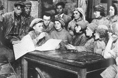 Σοβιέτ εργατών στη Μόσχα. Εργάτες και εργάτριες συζητούν για την παραγωγή