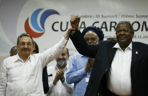 Από το κλείσιμο των εργασιών της Κοινότητας Χωρών της Καραϊβικής. Ο Πρόεδρος της Κούβας Ραούλ Κάστρο και ο πρωθυπουργός της Αντίγκουα και Μπαρμπούδα, Μπάλντουιν Σπένσερ και προεδρεύων της Κοινότητας