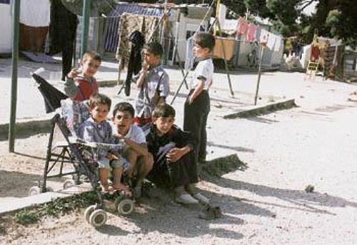 Μερικά από τα παιδιά των προσφύγων στην Παλιά Πεντέλη. Πίσω τους «οι ανθρώπινες συνθήκες διαβίωσης»...