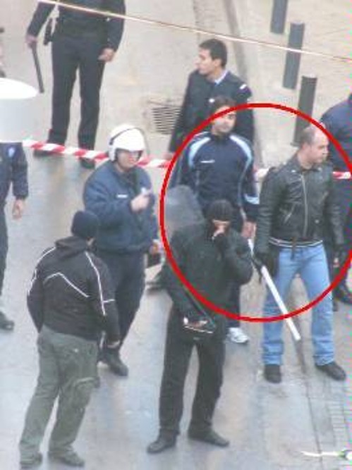 10/12/2008. Κουκουλοφόροι και ΜΑΤ εις σάρκαν μίαν. Η φωτογραφία μεταδόθηκε από τηλεοπτικούς σταθμούς και δημοσιεύτηκε στον Τύπο. Ουδεμία - μέχρι στιγμής - εξήγηση από τους αρμοδίους...