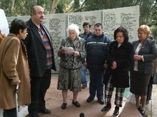 Από την εκδήλωση στο μνημείο που έχει στηθεί στον περίβολο του νοσοκομείου «Σωτηρία»
