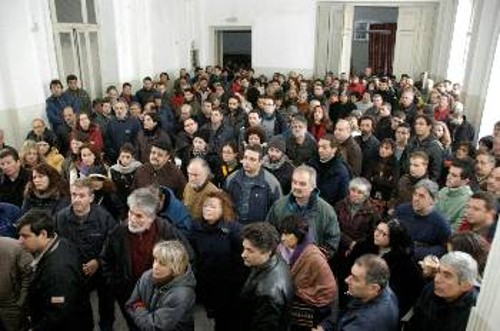 Οι εργαζόμενοι προετοιμάζουν την κινητοποίησή τους στα γραφεία του Συλλόγου Εμποροϋπαλλήλων Αθήνας