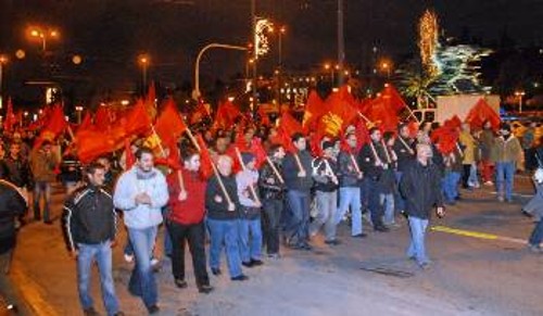 Από την πρόσφατη πορεία διαμαρτυρίας, για τις δολοφονικές επιδρομές των Ισραηλινών στην Παλαιστίνη, των κομμουνιστών στην Αθήνα
