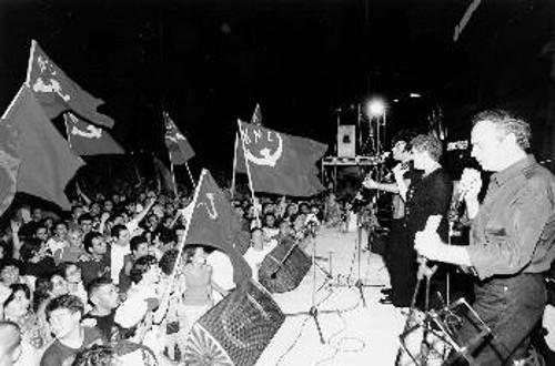 Από συναυλία στο αντιιμπεριαλιστικό διήμερο της ΚΝΕ (4/7/1998) στη Χίο και τον Τσεσμέ