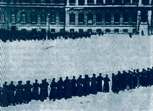 Ο στρατός πυροβολεί τους διαδηλωτές στην πλατεία των ανακτόρων, στις 9/1/1905
