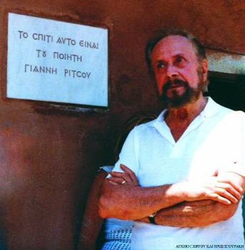 Ο ποιητής έξω από το σπίτι του στη Μονεμβασιά