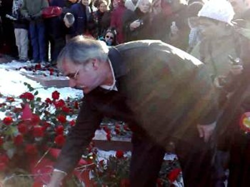 Ο Στέφανος Λουκάς μέλος του ΠΓ της ΚΕ του ΚΚΕ, τη στιγμή που καταθέτει λουλούδια στο Μνημείο της Ρόζας Λούξεμπουργκ